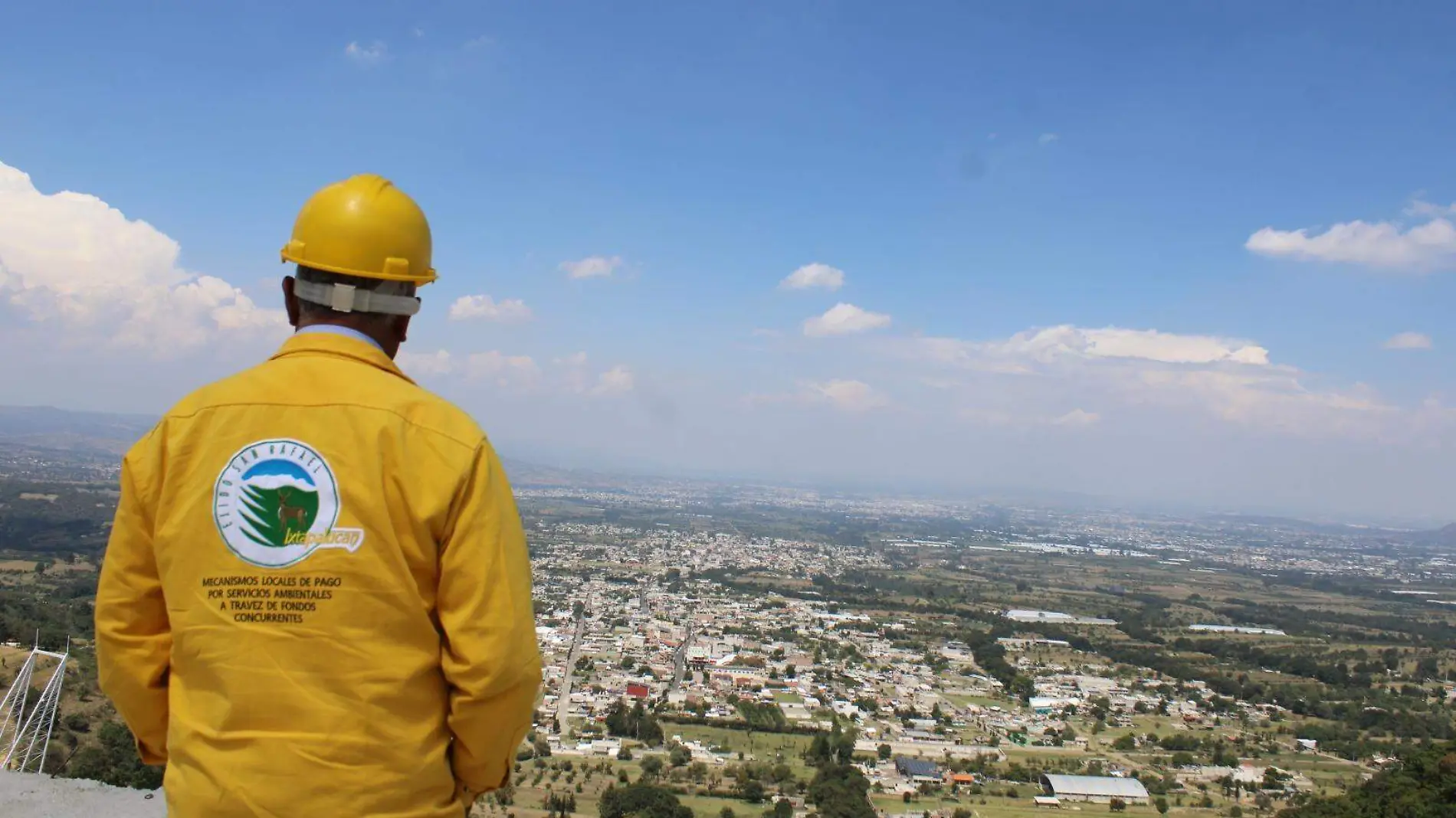 Guardabosques miran como ha crecido la población y cómo se han ido deforestando algunas zonas